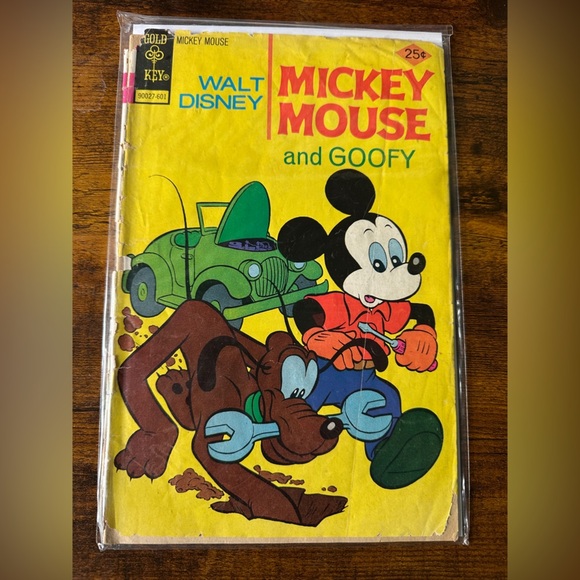 Disney Mickey Mouse and Uncle Scrooge Comic Set - Red, Yellow, Green Covers - Picture 4 of 5